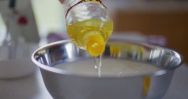 Taze ekmek pişirmek için bir kaseye yağ dökülür..