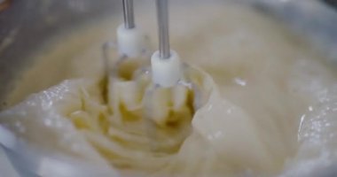 Gözleme hamurunu düzgün bir şekilde metal bir kasede karıştıran mikser bıçakları..