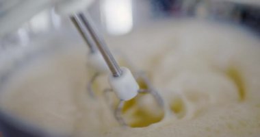 Krep hamuru karıştırıldı ve mikser hazırlıktan sonra kapatıldı..