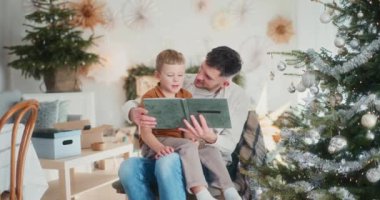 Baba ve oğul, tatillerde eski fotoğraflara bakarken hassas anlarını paylaşıyorlar.