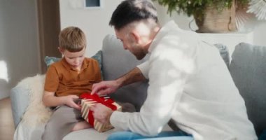 Bir baba ve oğlu Noel hediyeleri ve bayram hediyeleri hazırlamak için birlikte çalışırlar. Bayram sezonunda bağ kurmaktan ve özel anları paylaşmaktan hoşlanırlar..