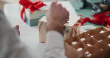Neşeli bir baba ve küçük oğlu Noel 'de birlikte güzel vakit geçiriyorlar. Gülümsüyorlar, gülüyorlar ve neşeli bir ortamda iç açıcı tatil anıları yaratıyorlar..