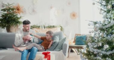 Genç bir çocuk babasına bir Noel hediyesi verir. Baba-oğul anı, tatillerde neşe, sıcaklık ve sevgiyle doludur..