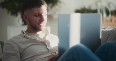 Oturma odasındaki bir kanepede rahatça oturur, dizüstü bilgisayarıyla çalışır, internete göz atar, ya da rahat bir evde online alışveriş yapar..