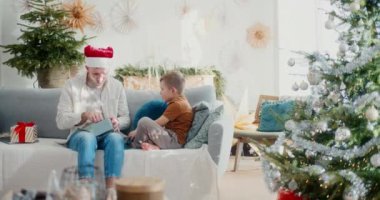 Genç bir çocuk ve babası birlikte Noel hediyelerini açarlar. Mutlulukları ve neşeleri doyurucu bir bayram anı yaratır..