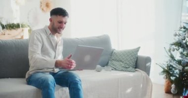 Bir adam uzaktan kumandalı bilgisayarına başlar, kulaklık takar ve verimliliği en aza indirir..