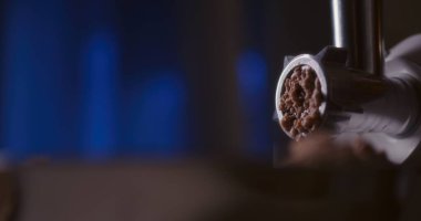 Mutfak kıyma makinesinde taze kıyma hazırlanıyor..