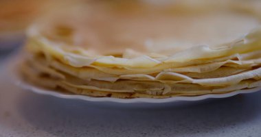 Mutfaktan taze servis edilen bir yığın sıcak, altın krep..