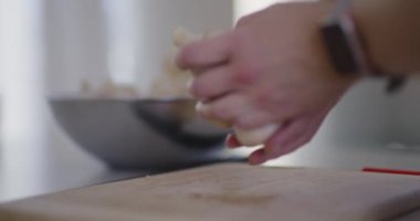 Taze mantarlar bir şef tarafından doğranır..