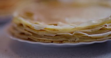 Mutfaktan taze servis edilen bir yığın sıcak, altın krep..