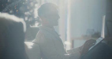 Bir adam bilgisayarını güvenli kredi kartı ödemeleri ve online alımları verimli bir şekilde yapmak için kullanıyor..