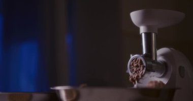 Hazırlık sırasında kıyma makinesinden kıyma çıkartılıyor..