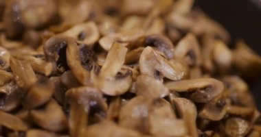 Taze kesilmiş mantarlar yakın plan çekimde gösteriliyor..