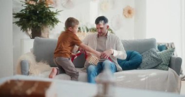 Genç bir çocuk Noel hediyesinde babasının fiyonk bağlamasına hevesle yardım eder. Kutlama sezonunda hediyeler hazırlarken birlikte keyifli bir anı paylaşıyorlar..