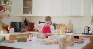 Genç bir çocuk mutfakta ekmek hamuru hazırlar, pişirme tekniklerini öğrenir ve babasıyla anlarını paylaşır..