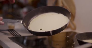 Yemek pişirirken tavada pişen krep görüntüsü..