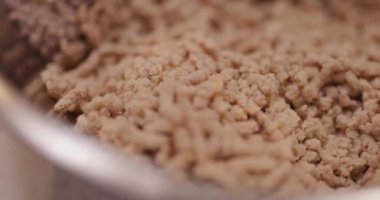 Bir kasede doğranmış et detaylı bir şekilde sunuluyor..