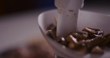 Tavada taze kızartılmış mantarların detaylı bir görüntüsü..