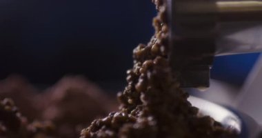 Mutfak kıyma makinesinde öğütülen ete ayrıntılı bir bakış..