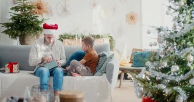 Genç bir çocuk ve babası birlikte Noel hediyelerini açarlar. Mutlulukları ve neşeleri doyurucu bir bayram anı yaratır..