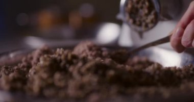 Öğütücüde ezilmiş mantarların detaylı bir görüntüsü.