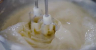 Gözleme hamurunu düzgün bir şekilde metal bir kasede karıştıran mikser bıçakları..