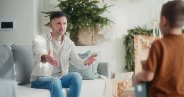 Küçük bir çocuk heyecanla babasına Noel süsleriyle dolu bir kutu getiriyor. Noel için ağaç ve ev hazırlamaya başlamak istiyor..