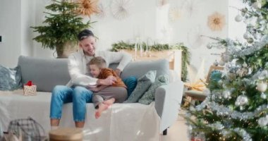 Bir baba oğluna Noel hediyesi ile sürpriz yapar. Çocuk sevinçle ve heyecanla babasına koşuyor, doyurucu bir festival anı yaratıyor..