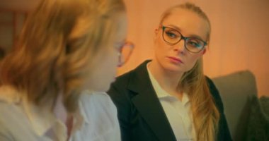 Kadın bir işletme koçu müşterisini dinler, ona zorlukların üstesinden gelmesi ve işini büyütmesi için tavsiye ve destek verir..