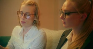 İş problemlerini tartışan, zorlukları analiz eden ve şirketlerinin büyümesi için beyin fırtınası çözümleri üreten iki kadının yakın çekimi.