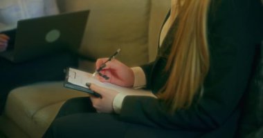 Bir işletme koçu müşterisiyle strateji tartışmak, rehberlik etmek ve iş konularında ona destek olmak için bir toplantı yapar..