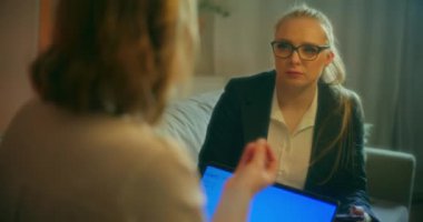 Bir işletme koçu, bir krizi aşması ve şirketinin ayakta kalmasını ve büyümesini sağlamak için tavsiyeler ve stratejiler sunarak müvekkiline destek olur..