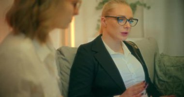 Bir psikolog, bir terapi seansı sırasında müvekkiline kişisel ya da profesyonel bir krizi atlatmasında yardımcı olmak için danışmanlık ve duygusal destek sunar..