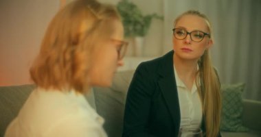 Bir psikolog terapi seansı sırasında müşterilerinin sorunlarını dinler ve ağır depresyonun üstesinden gelmesi için tavsiyeler verir..