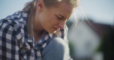 Bir kadın toprak kalitesini ellerindeki dokuyu hissederek inceler, ekime hazır olup olmadığını değerlendirir..