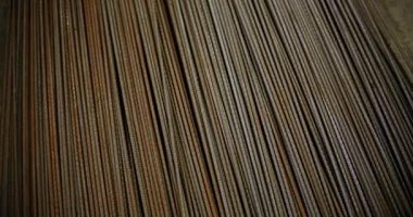 İnşaat ve ağır sanayide güçlü destek ve istikrar için kullanılan yapısal çelik parmaklıklara yakın çekim.