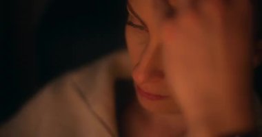 Düşünceli bir kadın gece geç saatlerde ofisinde çalışırken derin düşüncelere dalıp bir çözüm arıyor..