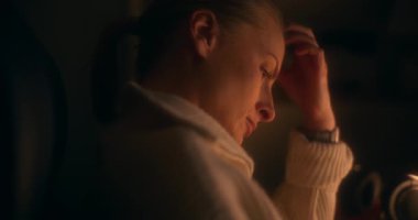 Ofiste geç saatlere kadar çalışan düşünceli bir kadın. Konsantre olup görevlerini düşünüyor..