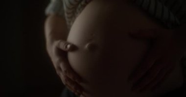 Hamile bir kadının göbeğini yakından görmek anneliğin güzelliğini ve hassasiyetini gösterir..