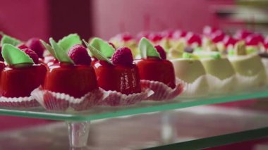 Şenlikli bir yemek ya da kutlama sırasında tepside sunulan nefis bir ahududu tatlısı..