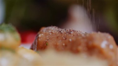 Pişirmeden önce taze biberle çeşnilendirilmiş Aromatik sığır eti roulade, lezzetler ve hazırlık.