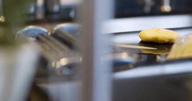 Taze İtalyan makarna hamuru ahşap bir tahtanın üzerinde yemek pişirmek için makarna dilimlenmeye hazır bekliyor..