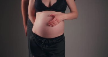 Birkaçı ellerini kalp şeklinde hamile karnına koyar. Bu da aşkı ve birlikteliği simgeler..