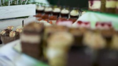 Çeşit çeşit taze tatlıların, kurabiyelerin ve tatlıların yakın plan görüntüsü güzel bir şenlik masası ya da kutlama için düzenlenmiştir..