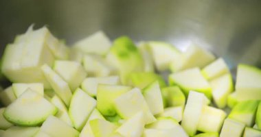 Metal bir kasede hazır taze kabak dilimleri. Sağlıklı bir sebze tabağında pişirmeye ya da kullanmaya hazır..