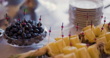 Düğün sırasında sunulan yabanmersinli taze meyve tepsisi ve ananas..