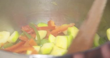 Taze biber ve kabak sıcak suda beyazlatılır. Mutfaktaki canlı renkleri ve buharı yakalar..