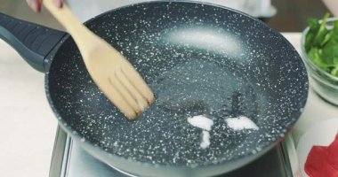 Omlet pişirmek için tavada hindistan cevizi yağı eritiyorum..