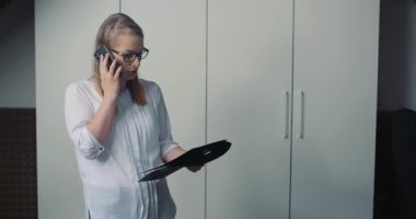 Bir müşteriyle cep telefonuyla konuşan, dikkatle dinleyen odaklanmış ve konsantre bir kadın. Profesyonel iletişim konsepti.