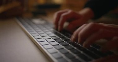 Yoğun bir gün boyunca ofis çalışanının dizüstü bilgisayarda daktilo edişinin yakın görüntüsü